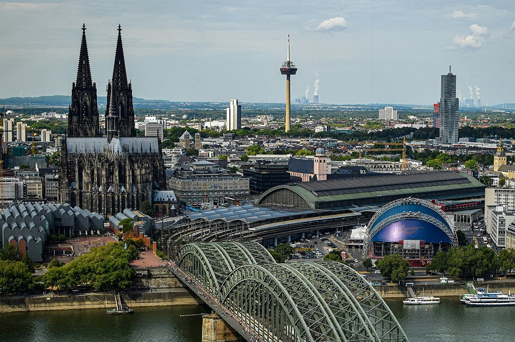 Blick über den Rhein zum Kölner Dom, dem Hauptbahnhof und dem Musical Dome