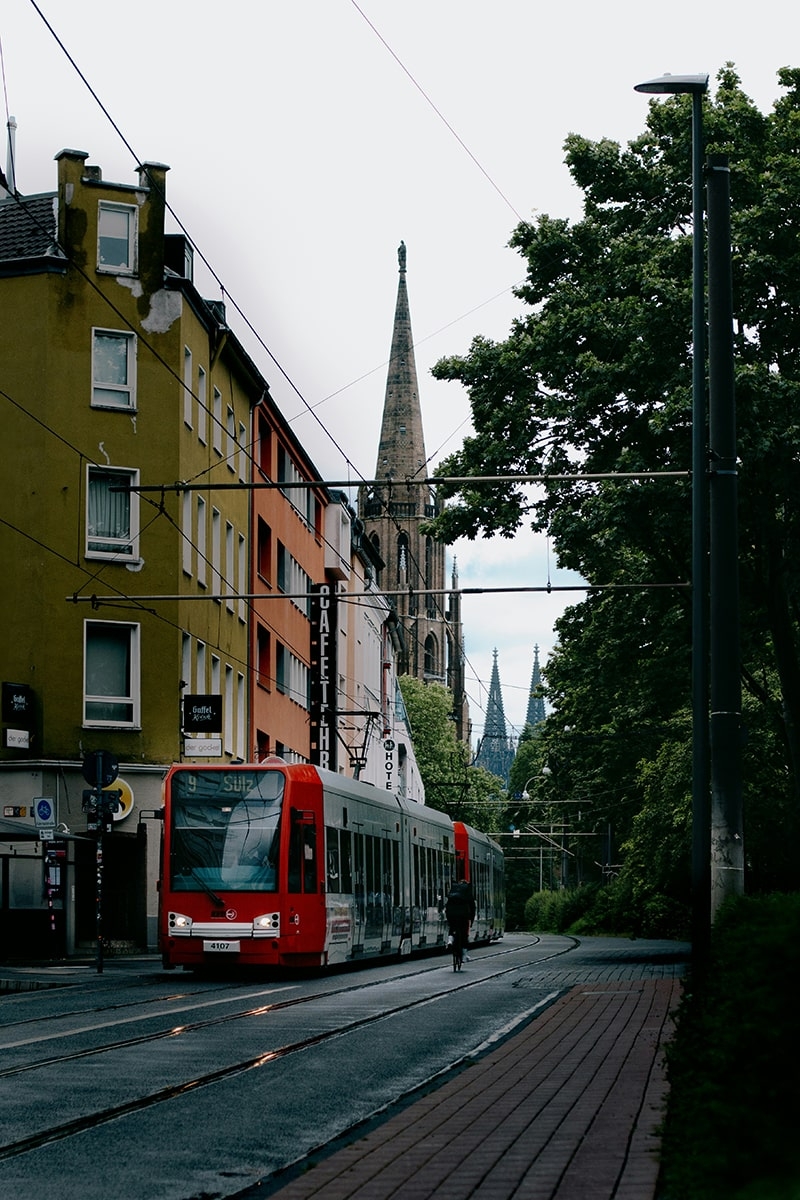 Straße in Köln mit Straßenbahn