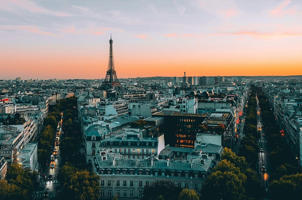 Blick über Paris mit dem Eifelturm im Hintergrund