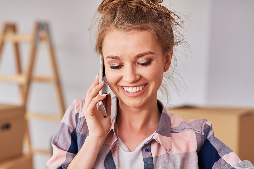 Eine Frau lässt sich am Telefon beraten