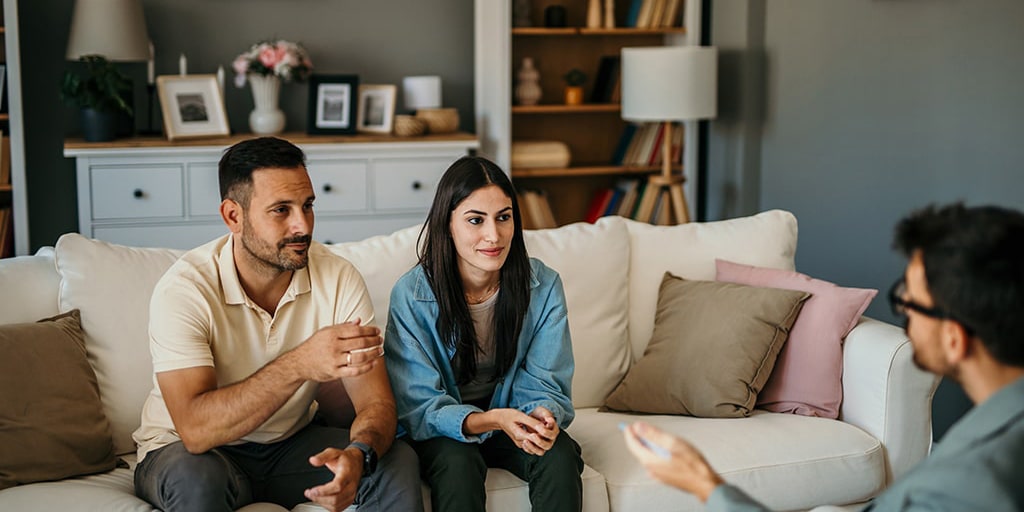 Drei Menschen besprechen einen Umzug