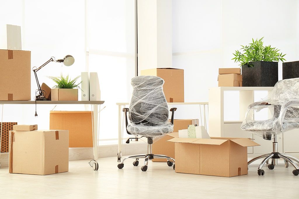 verpackte Umzugsgüter stehen in einem Büro