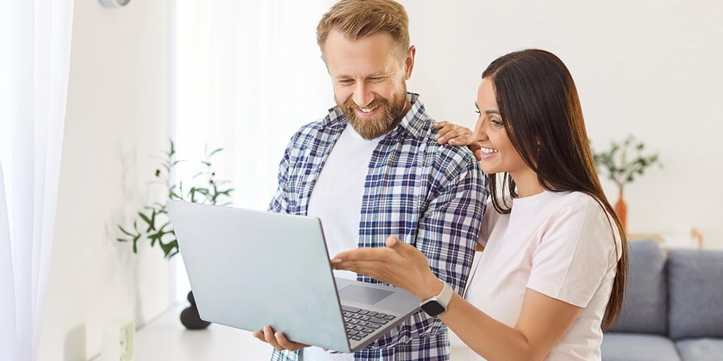 zwei Menschen sprechen mit einem Laptop